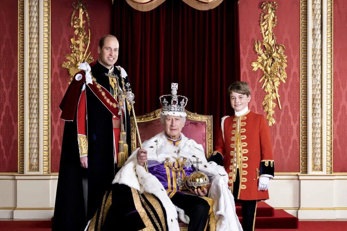 Карл 3 новые фото Charles marks coronation with photograph alongside heirs William and George