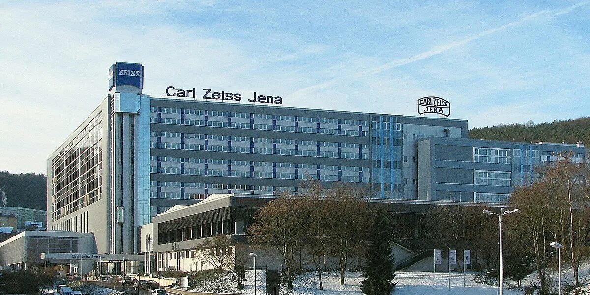 Карл цейс фото Datei:Carl Zeiss Jena GmbH an der Carl-Zeiss-Promenade in Jena Göschwitz - Foto 