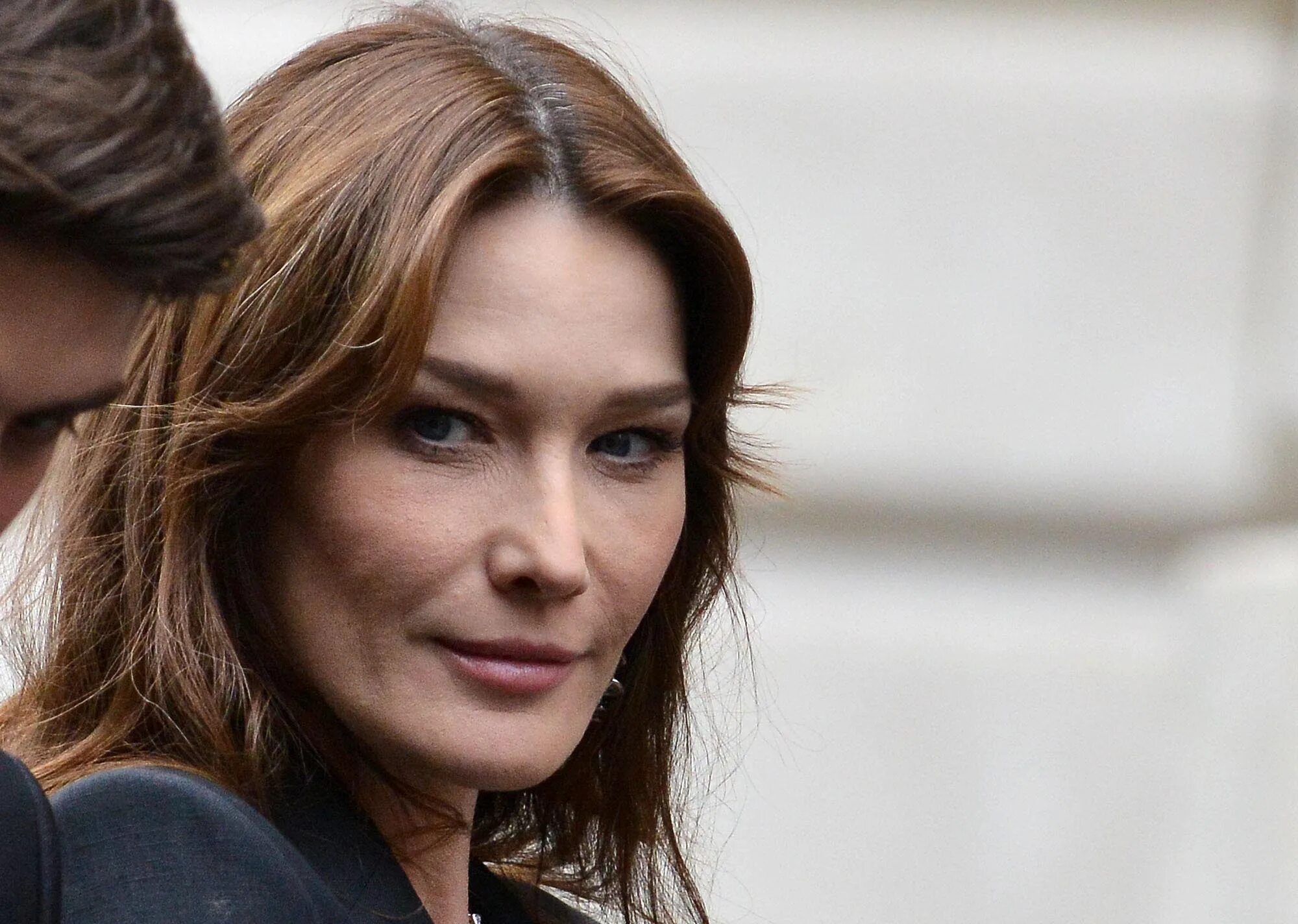 Карла бруни фото 2024 Carla Bruni complains about Sarkozy’s salary on secret tapes Page Six