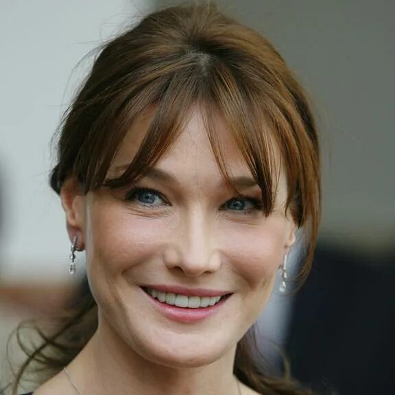 Карла бруни фото 2024 La Première Dame de France, Carla Bruni, chantera pour Shalit ? - Identité Juive