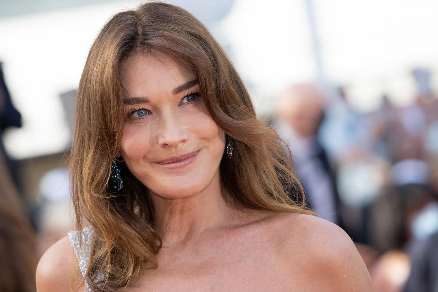 Карла бруни фото 2024 Carla Bruni dévoile sa nouvelle frange pour la Saint Valentin