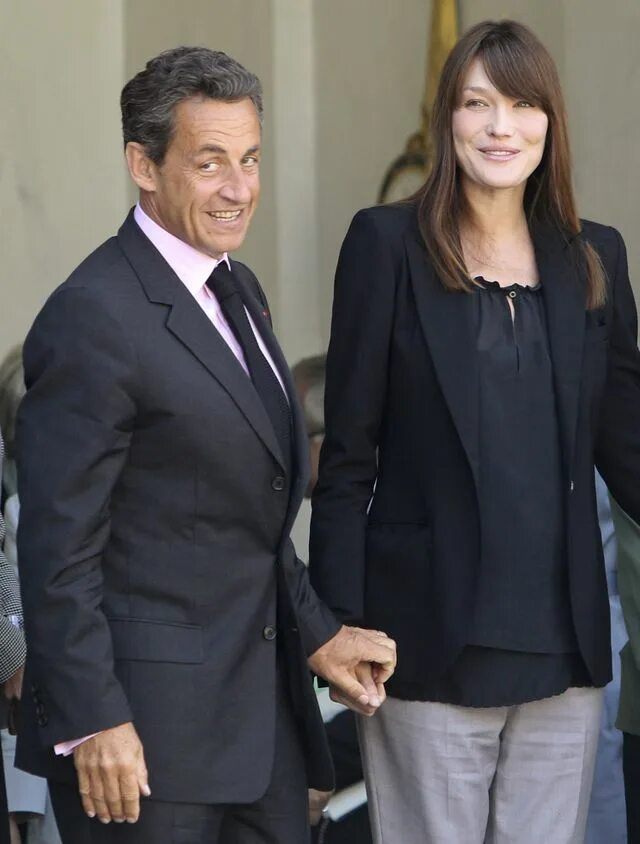 Карла бруни саркози фото Carla Bruni-Sarkozy: Die Première Dame und der Baby-Fingerzeig - DER SPIEGEL