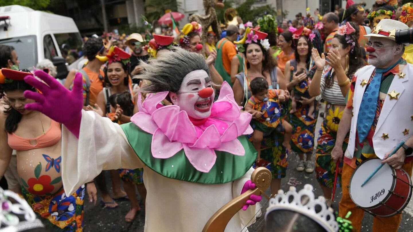 Карнавал 2023 фото Brazil's glitzy Carnival is back in full form after pandemic AP News