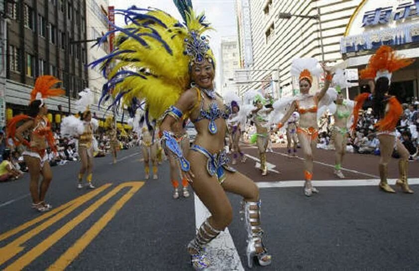 Карнавал до похудения фото Tokyo dances to a Latin beat in samba carnival Article AMP Reuters