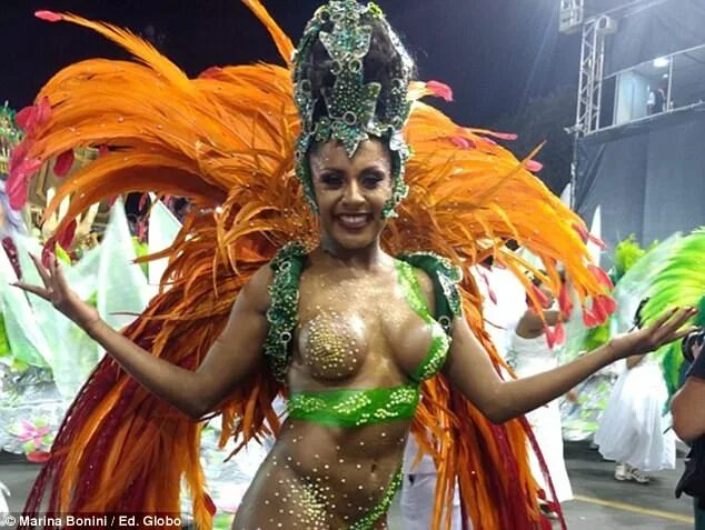Карнавал эро фото Brazilian carnival queen in wardrobe malfunction at parade Daily Mail Online