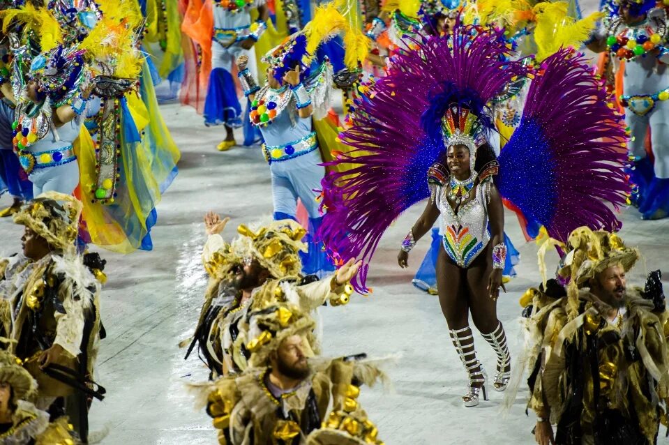 Карнавал фото Spectacular Rio Carnival kicks off with bejewelled dancers in show-stopping outf