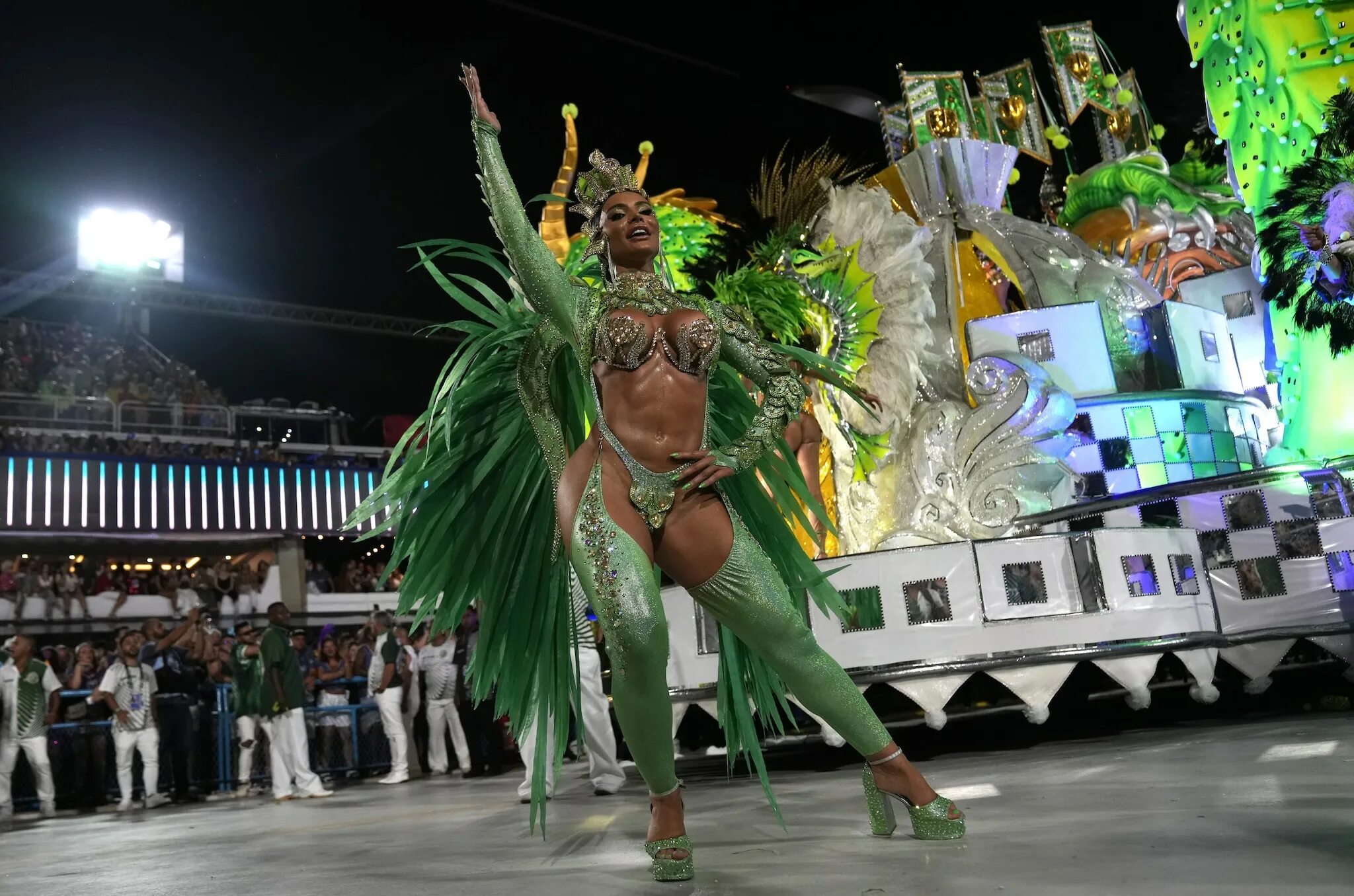 Карнавал фото Tutti i colori del Carnevale di Rio tra parate, carri allegorici, samba e masche