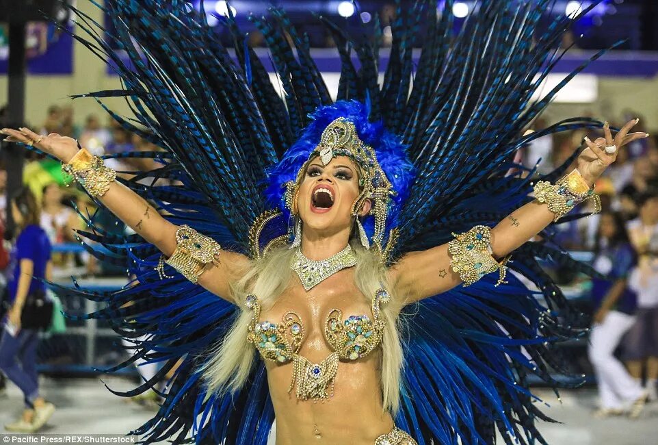 Карнавал фото Brazil carnival revellers ignore Zika virus threat and take to the streets in bi