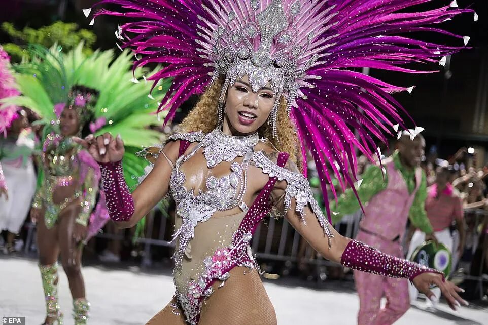 Карнавал фото 2024 Thousands flood downtown streets in Brazil for unofficial Carnival celebrations 