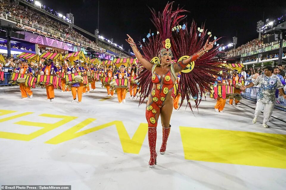 Карнавал фото 2024 Rio Carnival returns weeks later than planned thanks to Covid-19 Daily Mail Onli