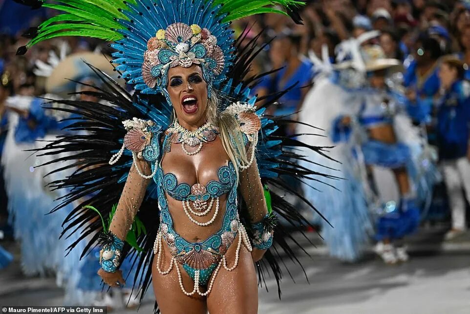 Карнавал горячие фото Rio carnival is BACK! Brazil's famous dancers look as flamboyant as ever as para