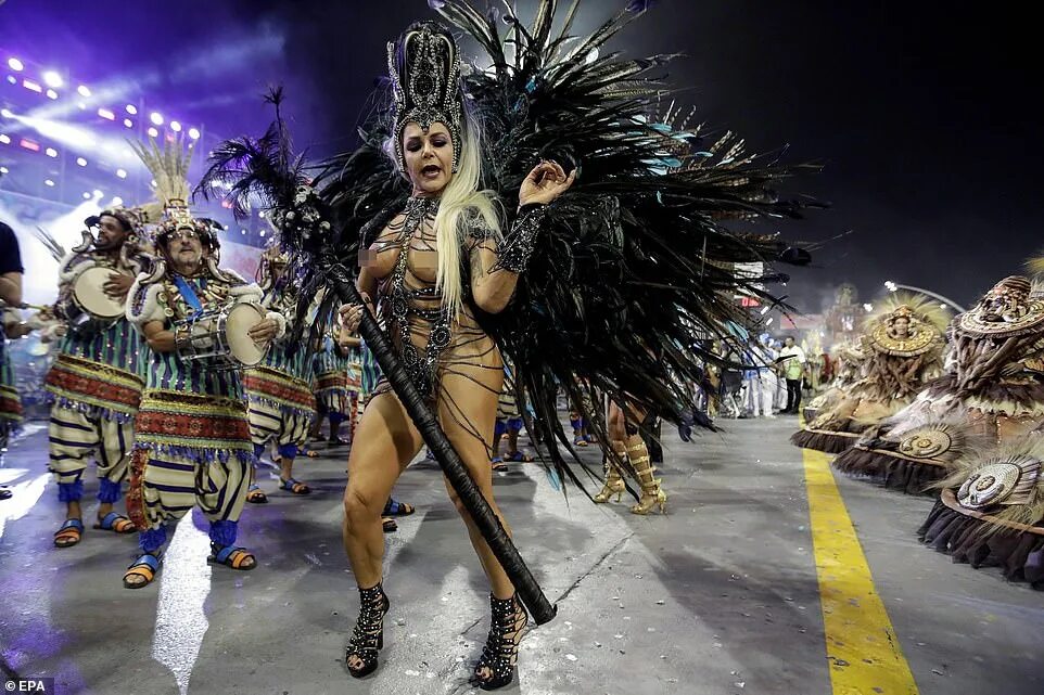 Карнавал хот фото Carnival 2019: Brazilian party-goers turn Sao Paulo into sea of colour Daily Mai