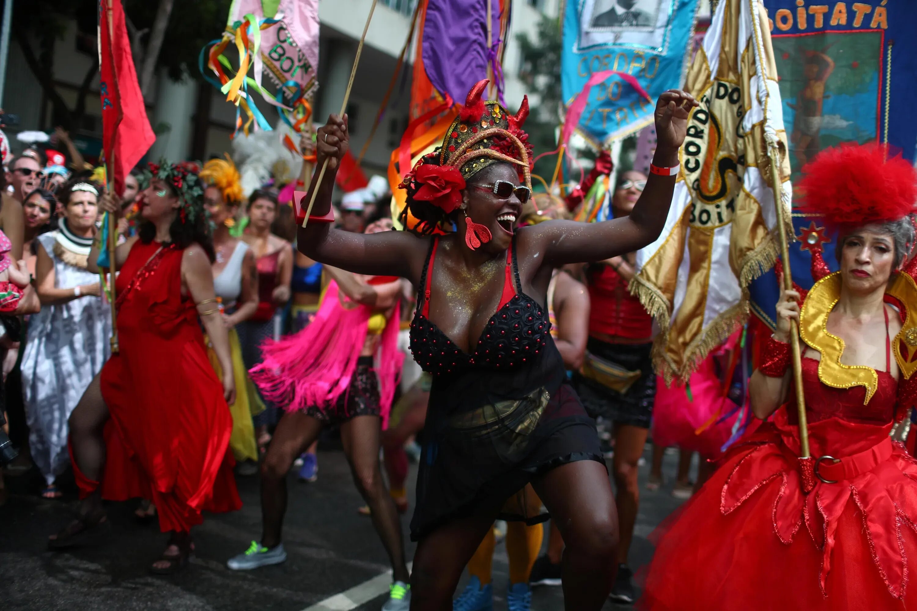 Карнавал и заир фото Samba Parades and Block Parties in Brazil
