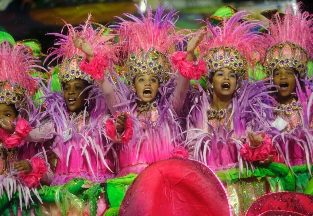 Карнавал на воде фото разный Carnival celebrations in Rio de Janeiro Performers from the Mangueira samba scho