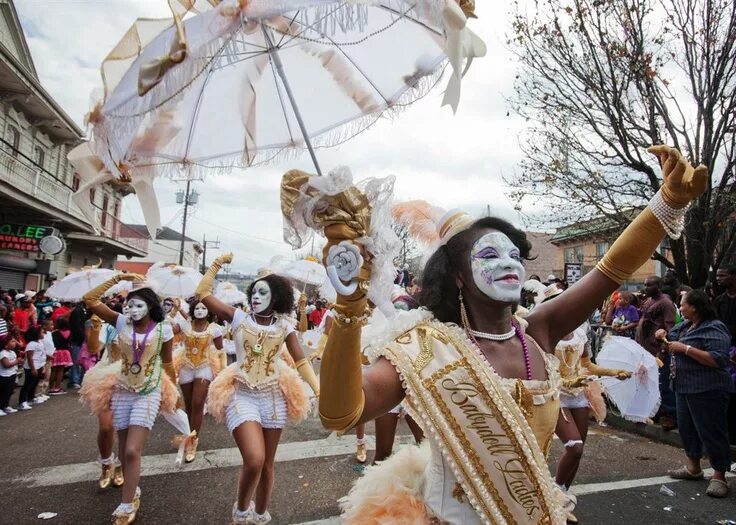 Карнавал толстая фото Women dance in baby doll outfits during the Zulu Mardi Gras parade in New Orlean