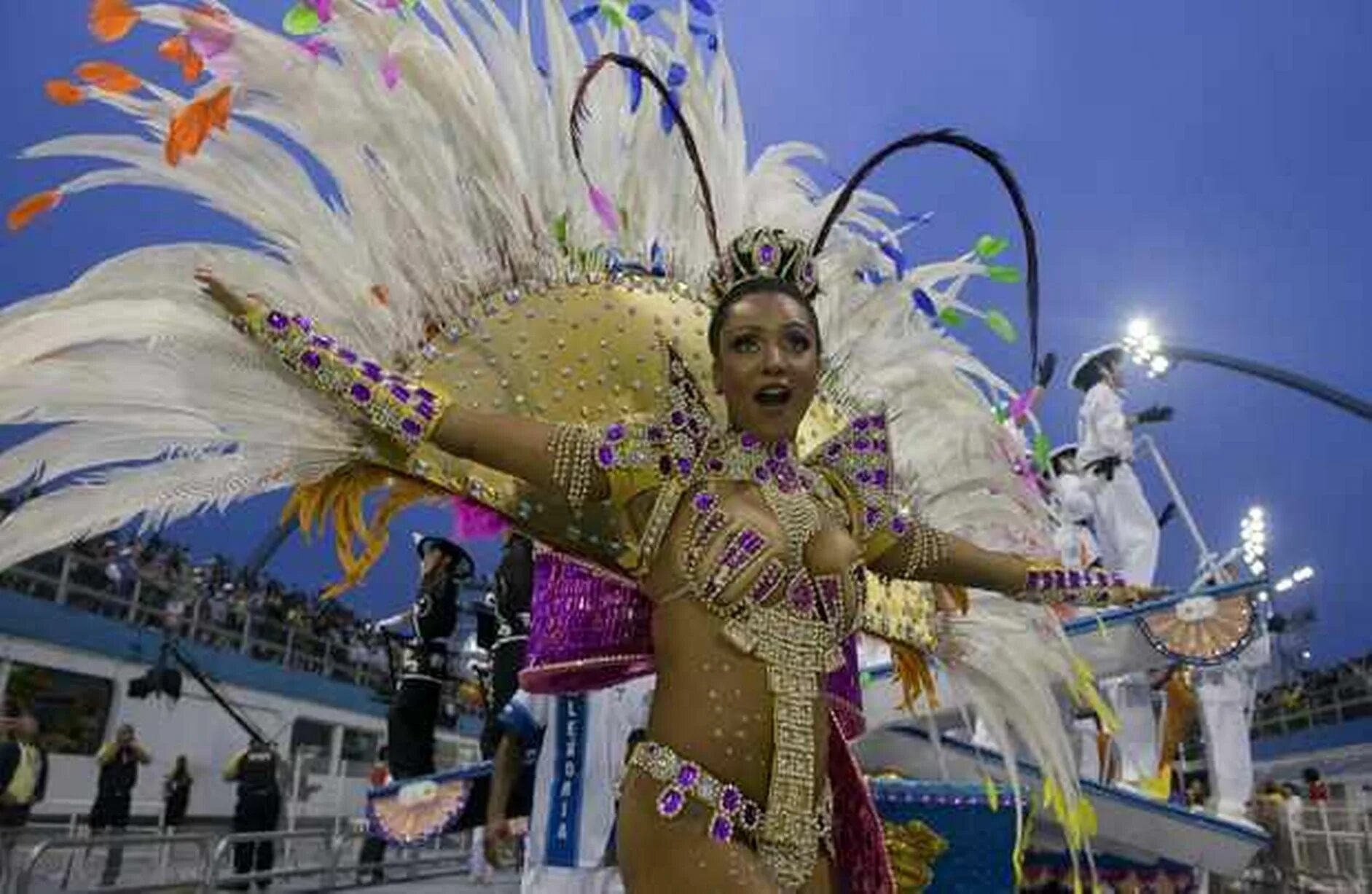 Карнавал в рио фото Rio Carnival 2013: Dancers fill the streets with colour - Birmingham Live