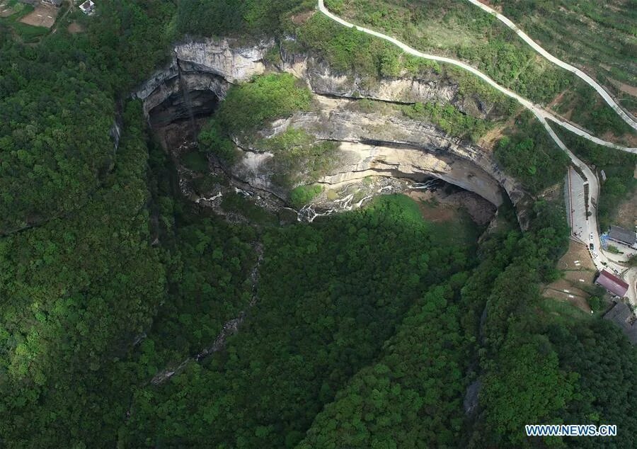 Карстовая воронка в китае фото Didonghe Tiankeng in Hanzhong, Shaanxi