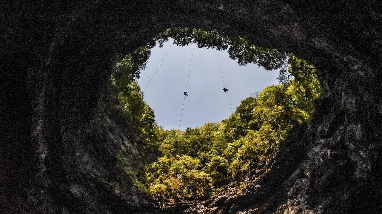 Карстовая воронка в китае фото Massive karst sinkholes discovered in NW China - YouTube