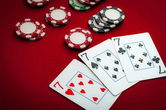 Карта марта фото 3 Card Poker Зображення - огляд 15,825 Стокові фото, векторні зображення й відео