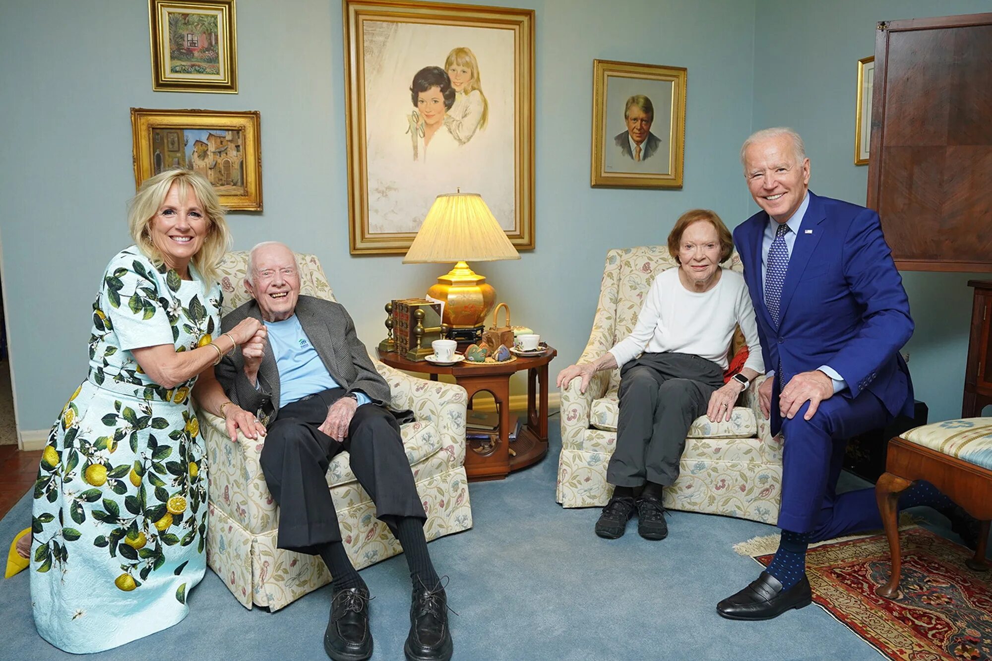 Картер сейчас фото Jimmy Carter, Wife Rosalynn Smile in Photo of Visit With Joe and Jill Biden - Bl