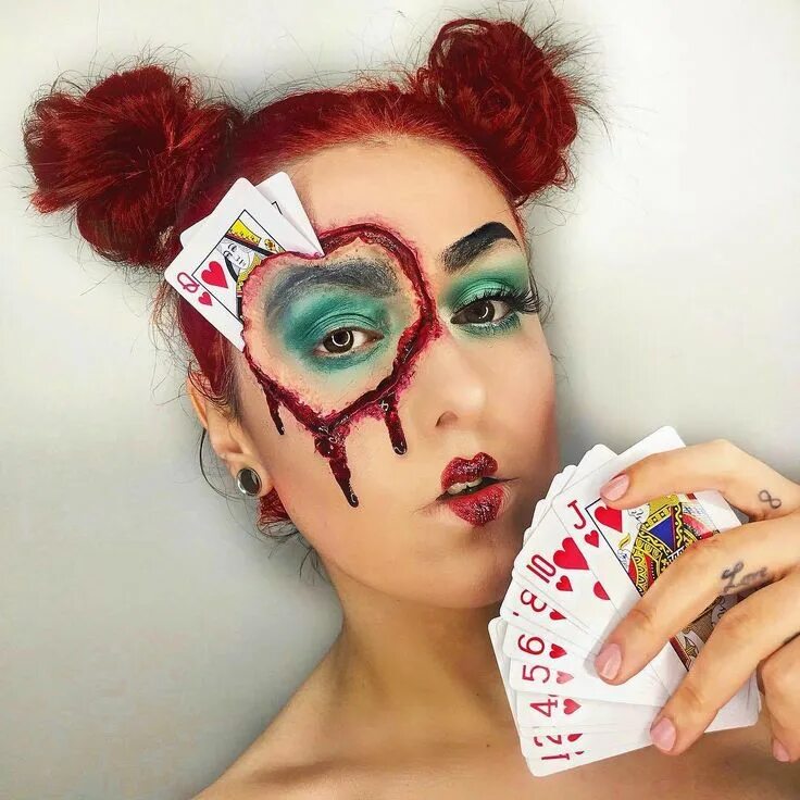 Карти макияж Off with their heads! ♥ @dionnedempseymakeup recreates a gory Queen of Hearts lo