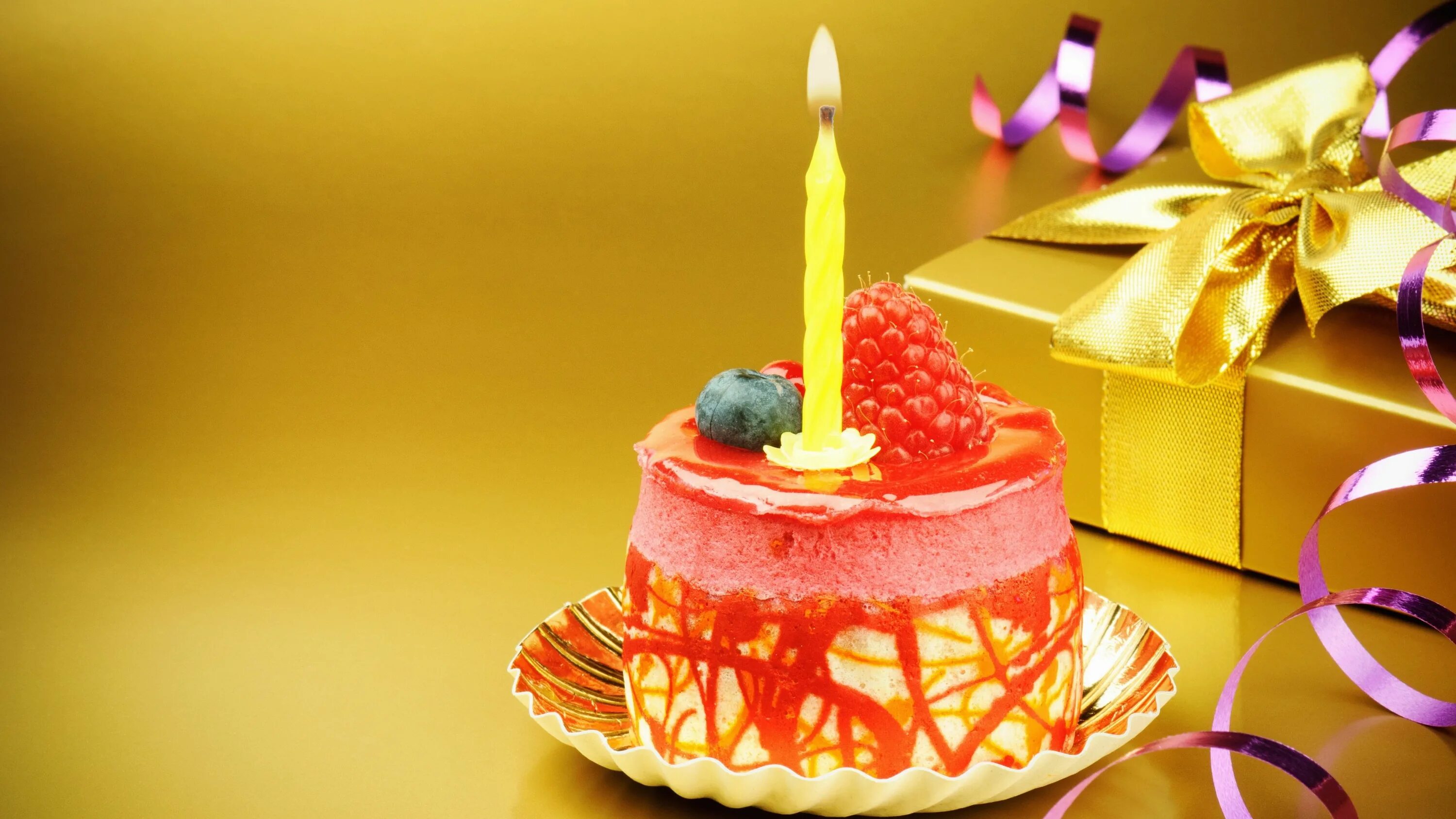 Картинка с днем рождения 1 Mini Birthday cake, candle, strawberry, gift #Mini #Birthday #C. Mini gâteaux d'