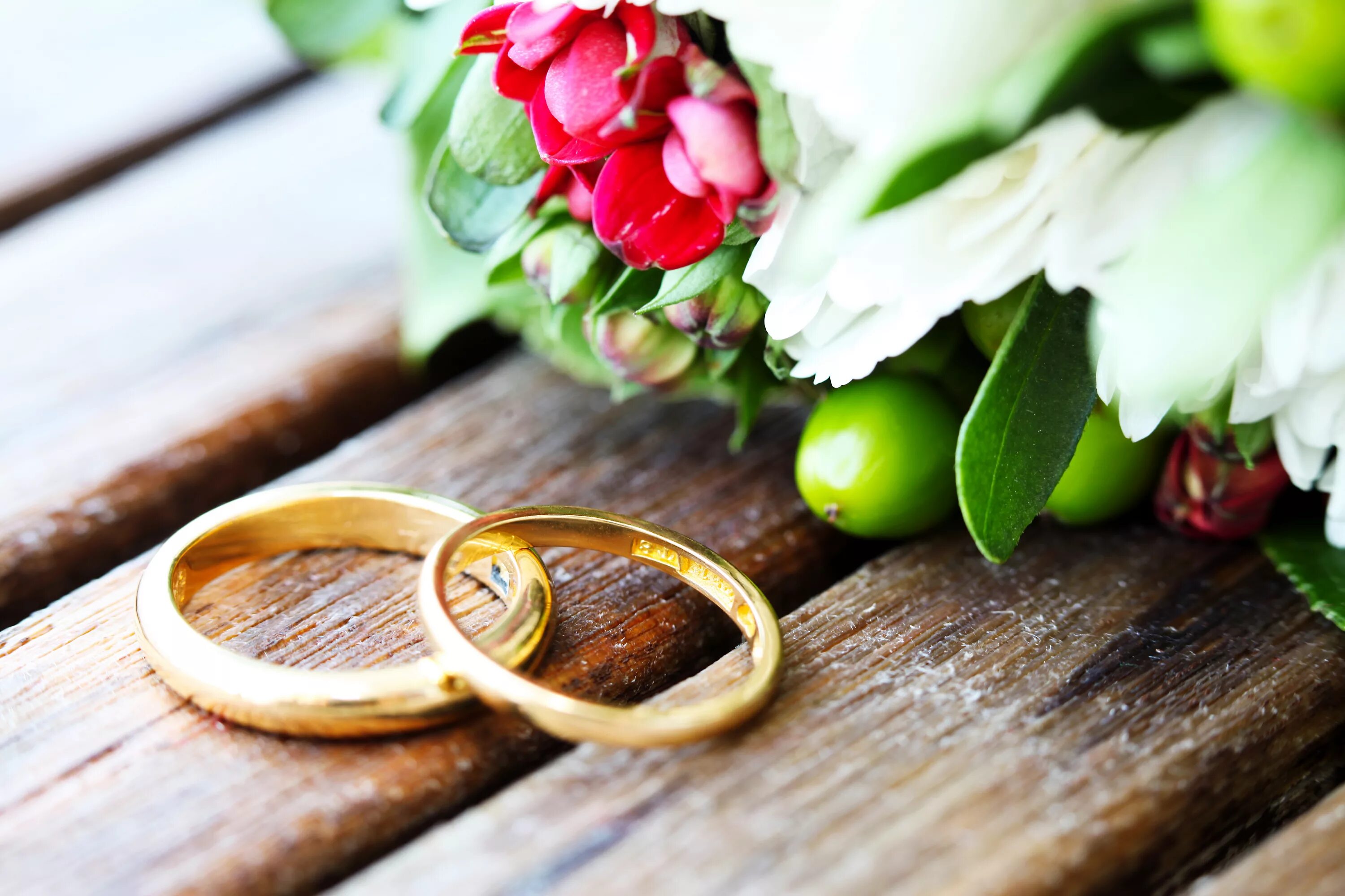 Картинка свадьба любовь Two gold wedding rings with a bouquet of flowers Desktop wallpapers 1680x1050