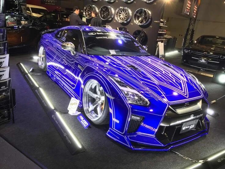 Картинки авто тюнинга Surrounding by tuned vans, the all-new version of the Kuhl Racing Nissan GT-R ma