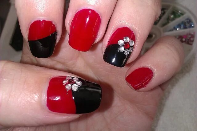 Картинки черно красного маникюра Simple DIY Nail Art Designs: Easy Red and Black Nail Design with Rhinestone Flow