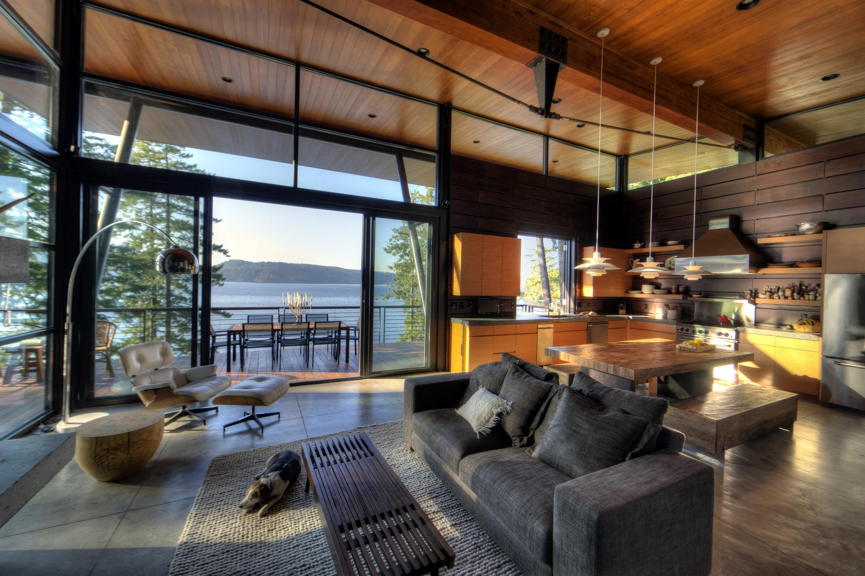 Картинки интерьера дома Contemporary House w/ natural Wood, Stone & Glass perched above Coeur D’Alene La