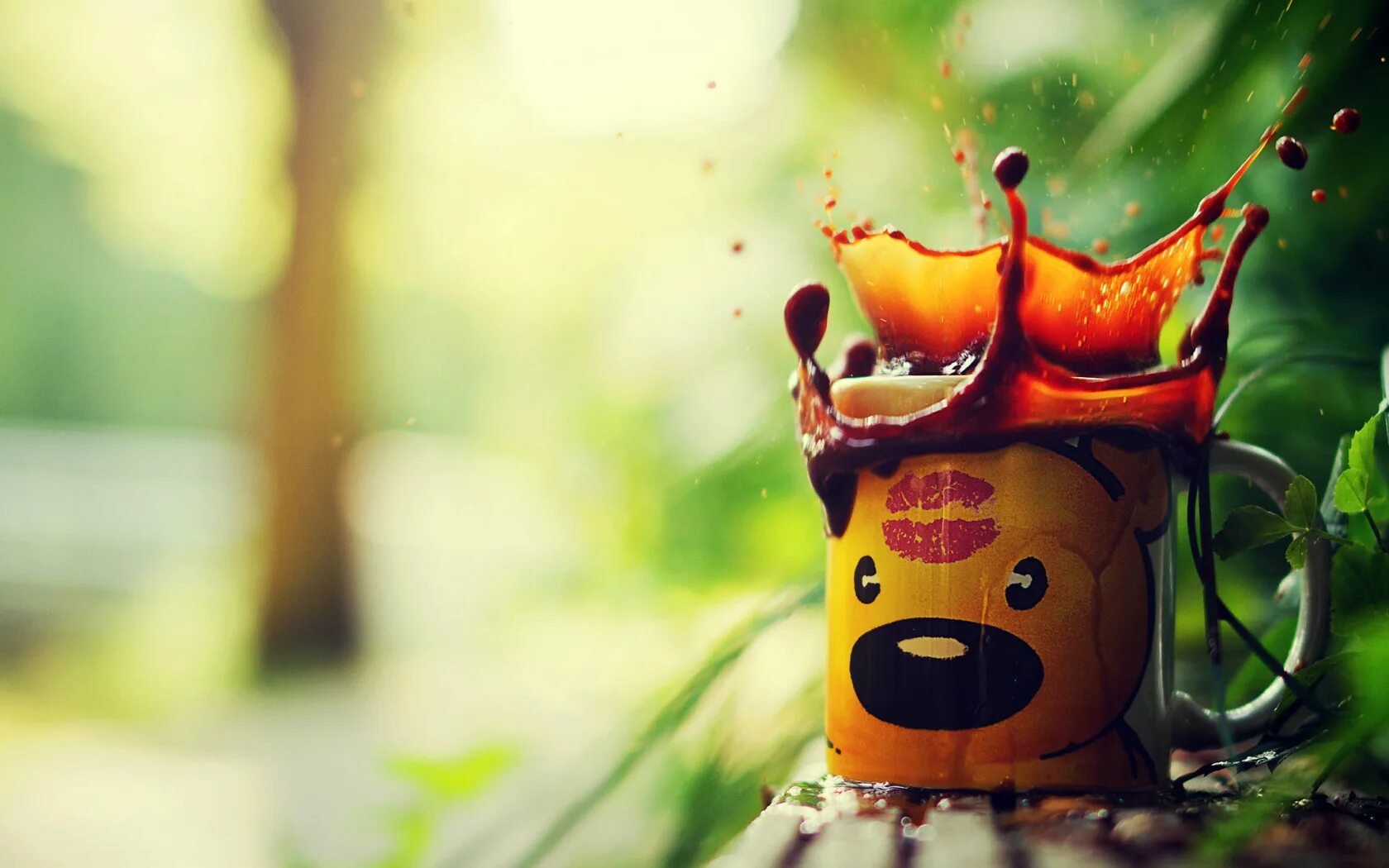 Картинки на стол позитивные Download wallpaper greens, squirt, background, figure, coffee, blur, bear, mug, 