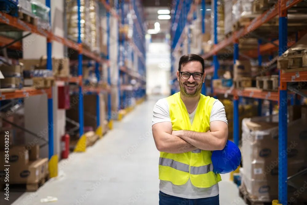 Картинки работники склада Portrait of middle aged warehouse worker standing in large warehouse distributio