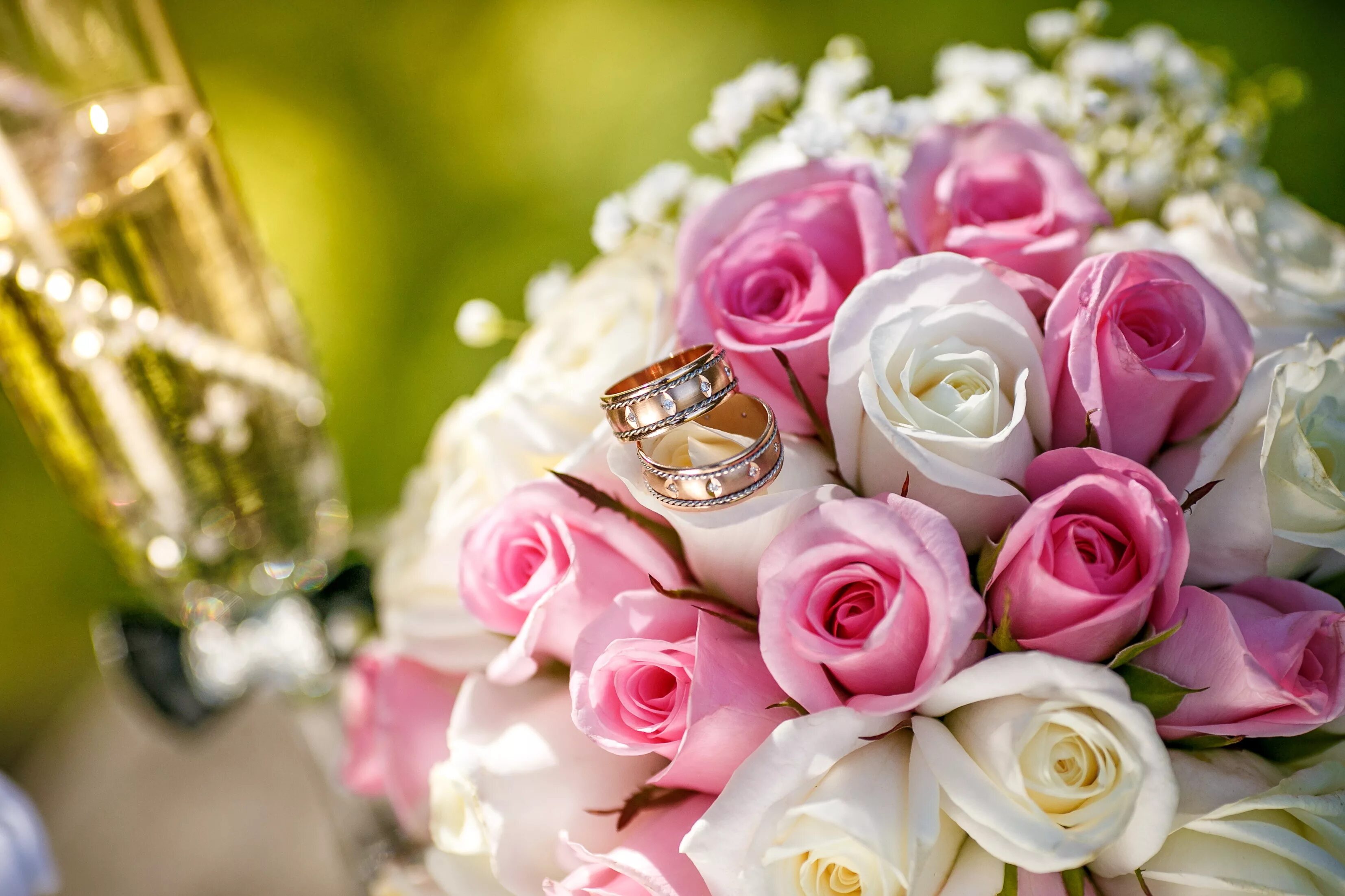 Картинки с 6 свадьбы Bouquet of pink and white roses with wedding rings Desktop wallpapers 2560x1600