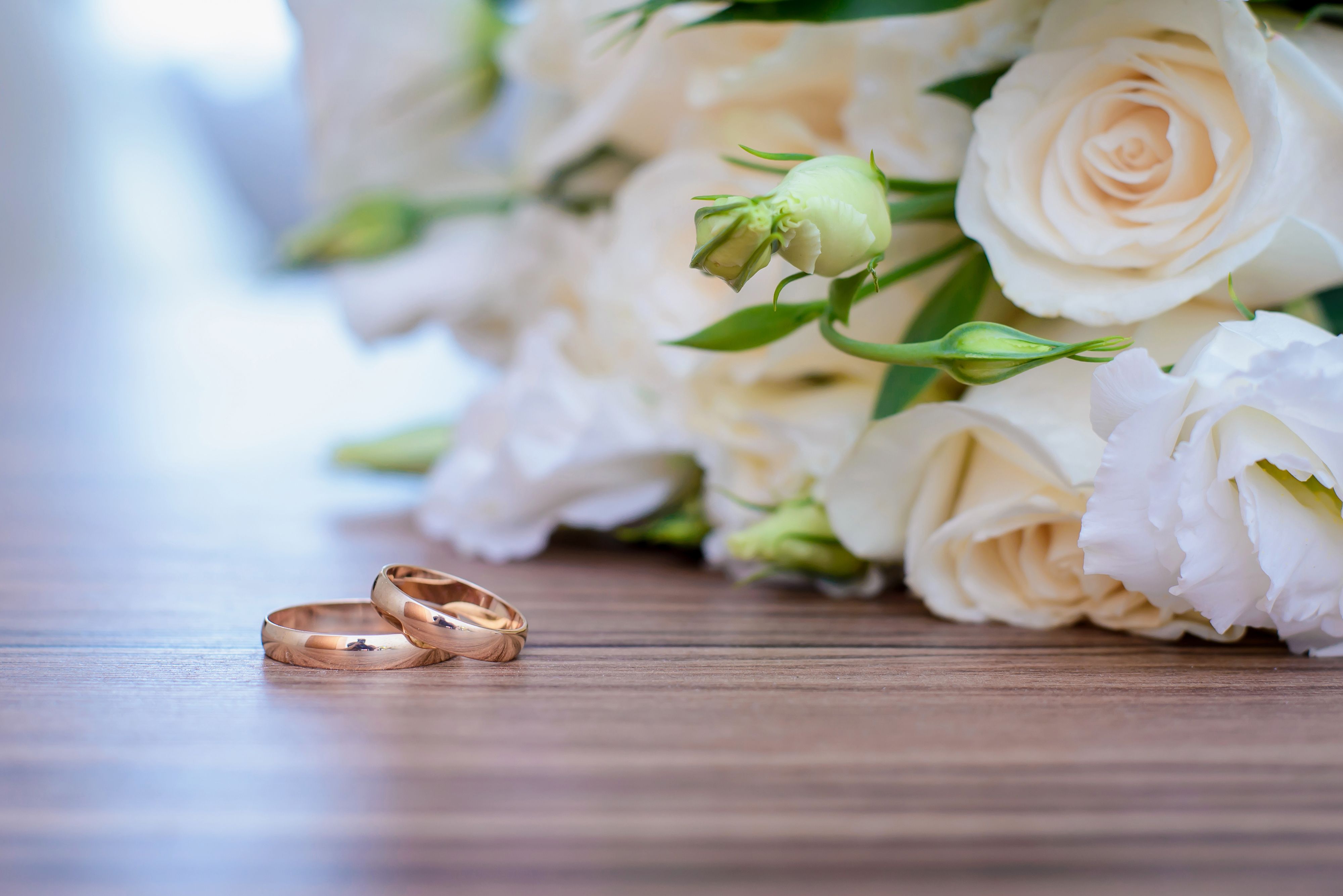 Картинки с днем свадьбы красивые 13 лет Pin en Wedding. Bride. Свадьба. Arreglos de rosas blancas, Rosas blancas, Anillo