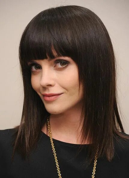 Картинки стрижек с челкой More Pics of Christina Ricci Long Straight Cut with Bangs Hairstyles for round f