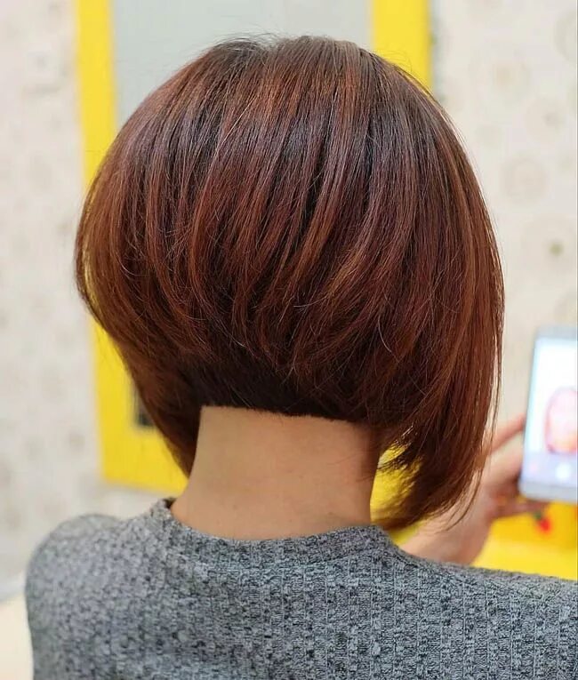 Картинки стрижки каре на ножке Стрижка каре - все виды (фото) Short stacked bob hairstyles, Bobs haircuts, Shor