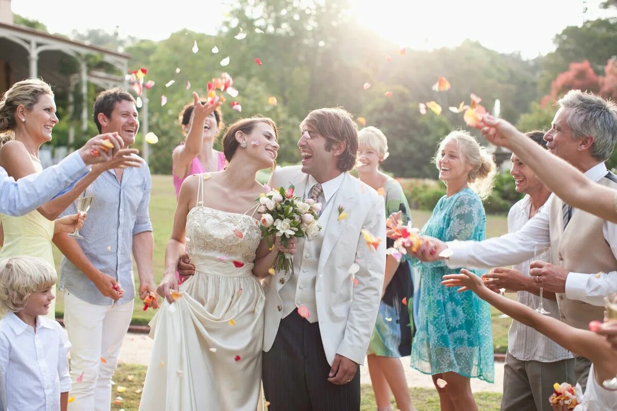 Картинки свадьба гости Woman defended after 'upstaging bride' with her wedding guest look