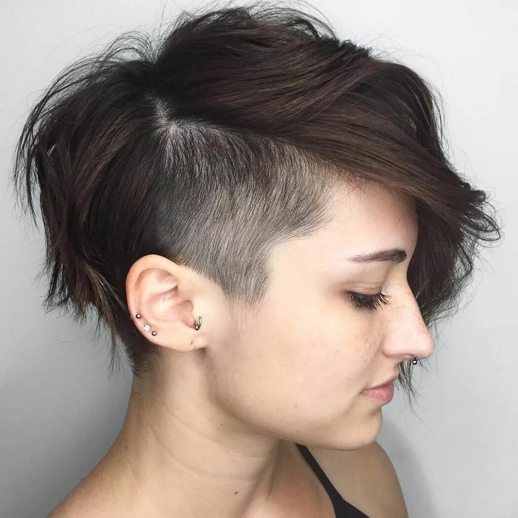 Картинки женских причесок для девушки Long Choppy Pixie With Temple Undercut Thick hair styles, Short hair undercut, S