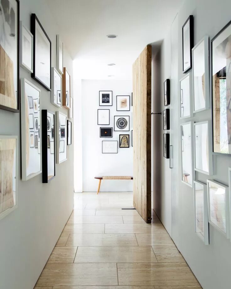 Картины на стене в прихожей фото Interior Envy: Jenni Kayne - Dreams + Jeans Narrow hallway decorating, Hallway d