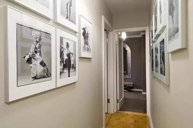 Картины на стене в прихожей фото how to hang pictures Дизайн прихожей, Черный ковер и Интерьер прихожей