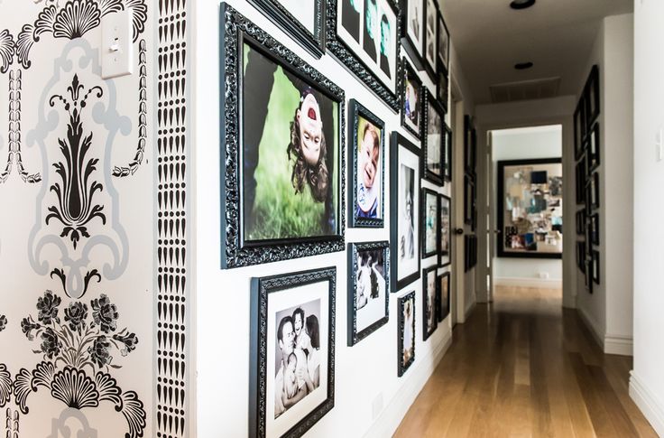 Картины на стене в прихожей фото Gallery for Hallway Janet Rice Interiors Family photo gallery wall, Family photo