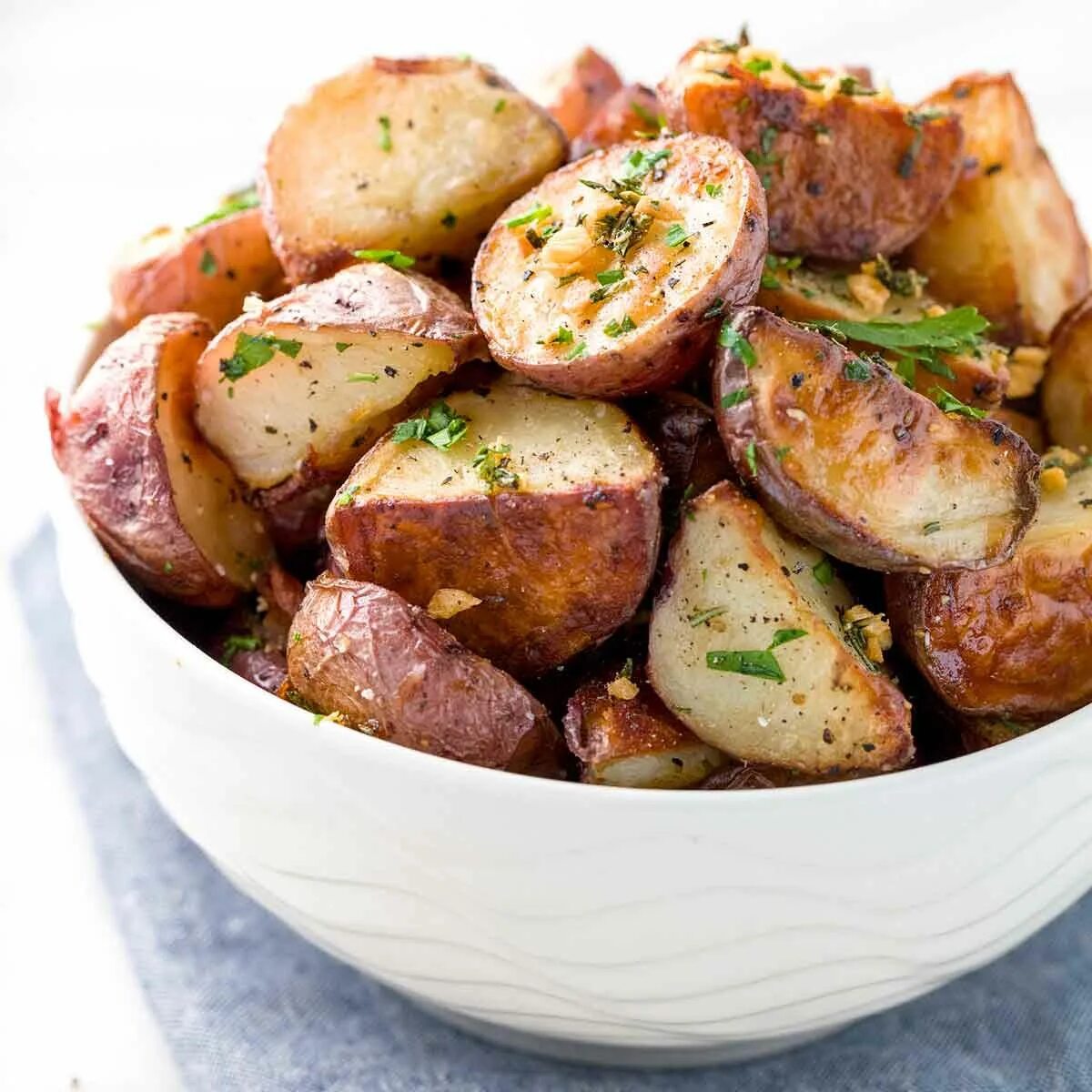 Картофель блюда фото Crispy Garlic Roasted Potatoes Recipe Garlic roasted potatoes, Red potato recipe