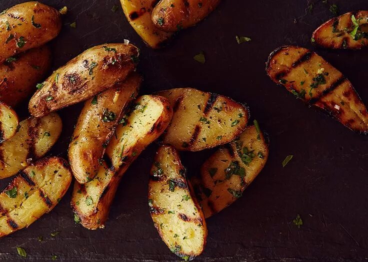 Картофель гриль фото Grilled Fingerling Potatoes - Andrew Zimmern Fingerling potatoes recipes, Side d