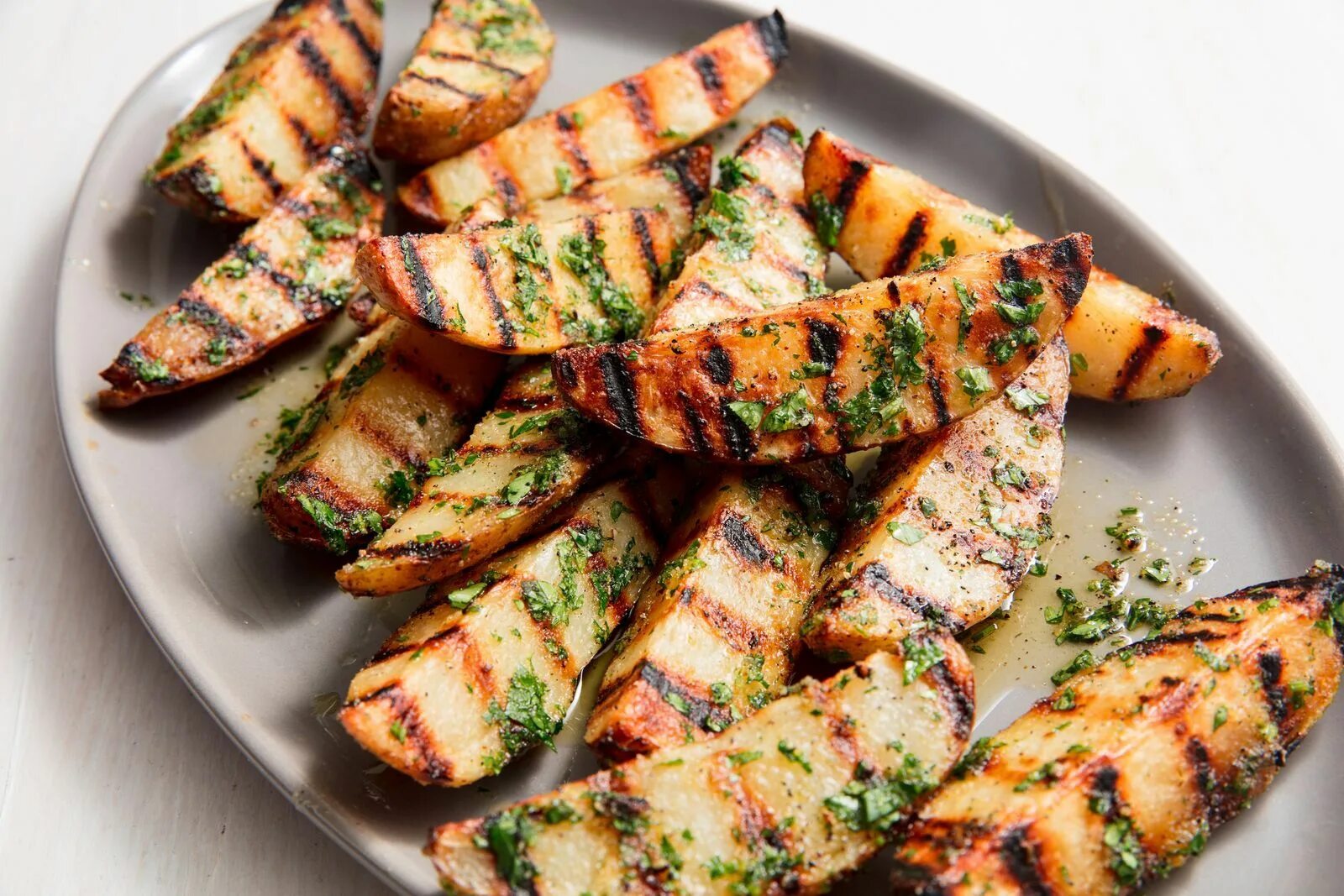 Картофель гриль фото These Grilled Potatoes Will Make You Wish Every Night Was A Cook-Out Ricetta