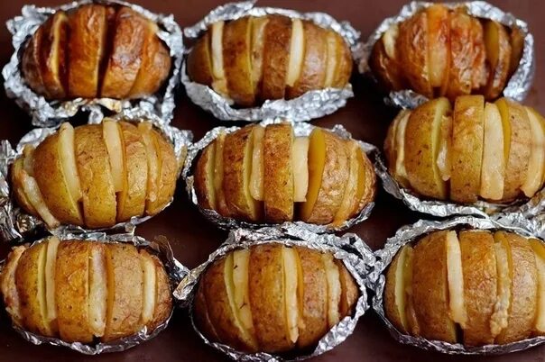 Картофель с салом в духовке фото Potatoes with lard in foil in the oven. Original baking, potatoes turn out juicy