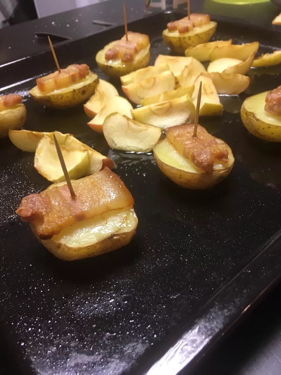 Картофель с салом в духовке фото Create meme "bacon in the oven, baked potatoes with caviar, potatoes with bacon 