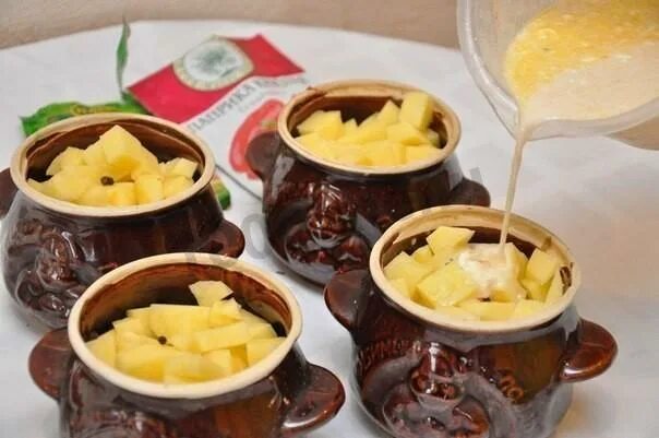 Картофель в горшочках фото Охотничьи колбаски с картофелем в горшочках рецепт с фото пошагово - 1000.menu
