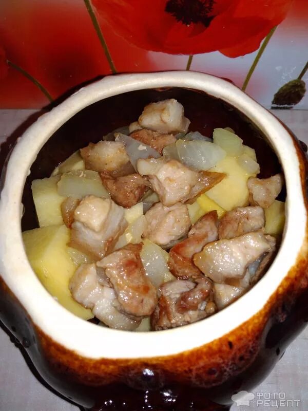 Картофель в горшочках фото Рецепт: Картошка тушеная с мясом в горшочке со свиной грудинкой и с морковью