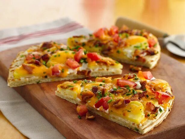 Картофельная пицца на сковороде с фото Loaded Baked Potato Pizza Recipe Unique pizza recipes, Loaded baked potatoes, Re