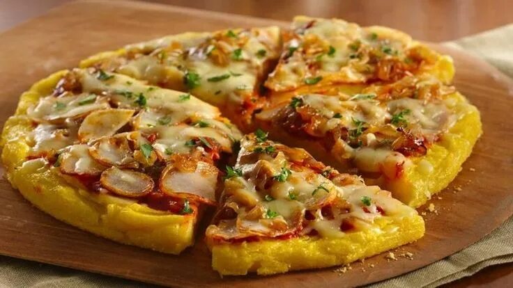 Картофельная пицца на сковороде с фото Caramelized Onion-Potato-Polenta Pizza Receta Pizza de polenta, Recetas de comid